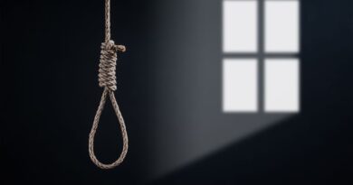 العثور على طالب جامعي معلق بحبل داخل منزله