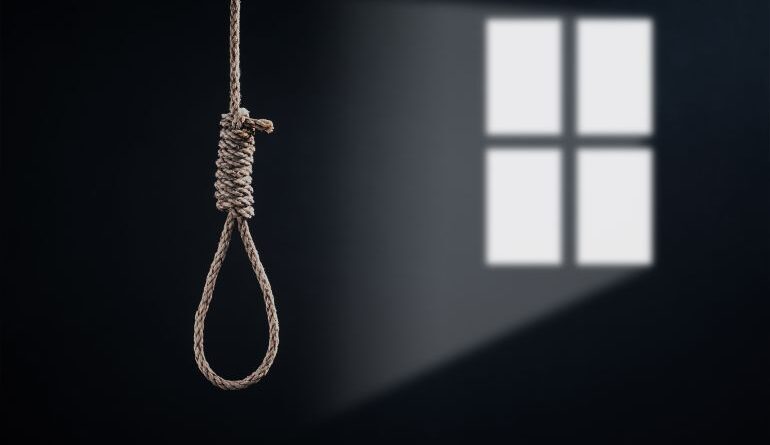 العثور على طالب جامعي معلق بحبل داخل منزله